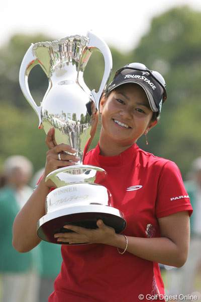 宮里藍が2位以下に8打差をつける圧勝で今季初V！ 【国内女子ツアー
