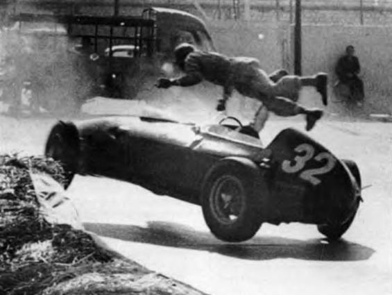 フェラーリのドライバー、クリフ・アリソンが1960年のモナコグランプリ