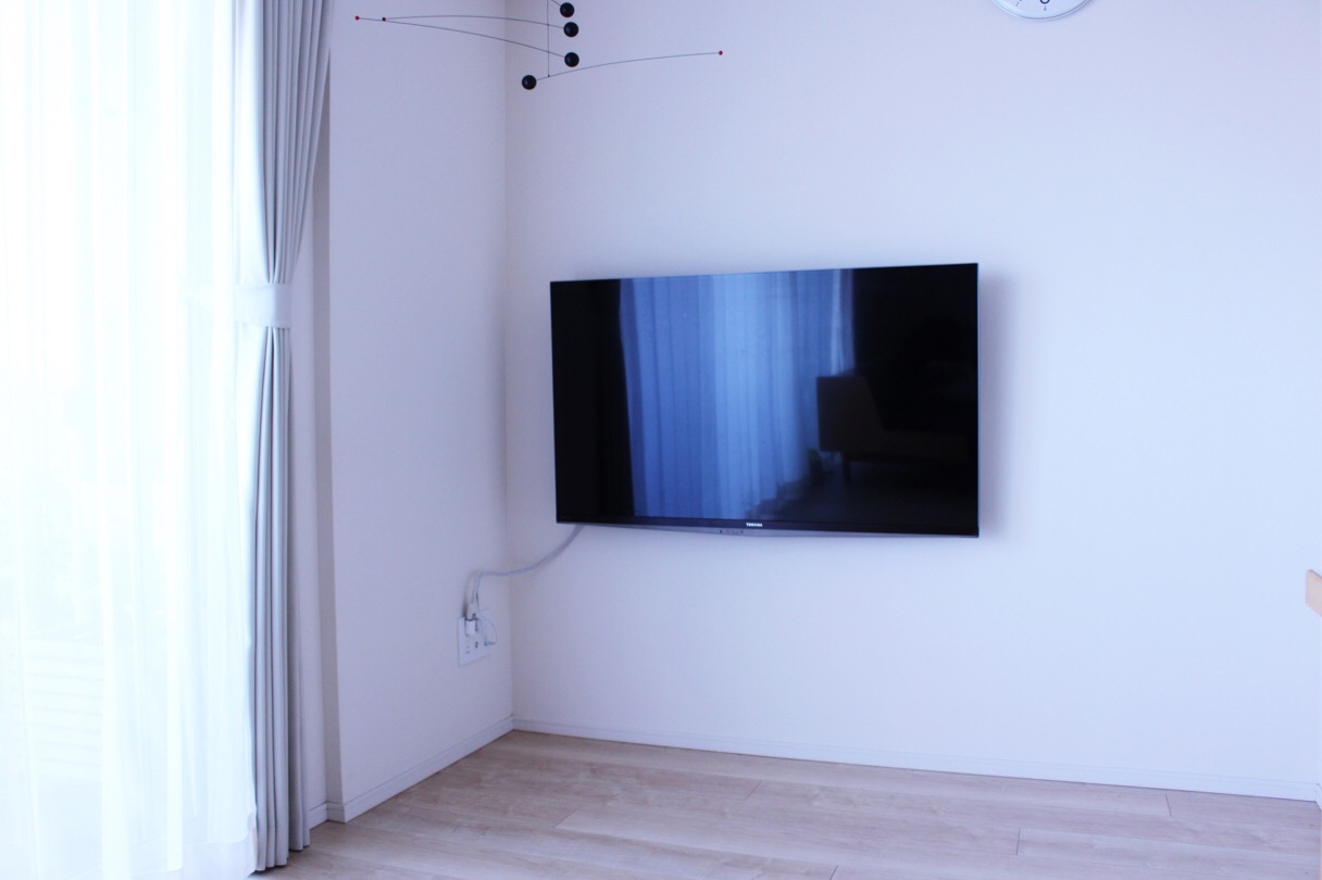 安全・スッキリ。壁美人でリビングのテレビを壁掛け | ホロンノート