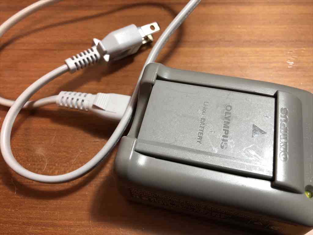オリンパスペン カメラの充電器 代用USB充電器 持ち運びにおすすめ