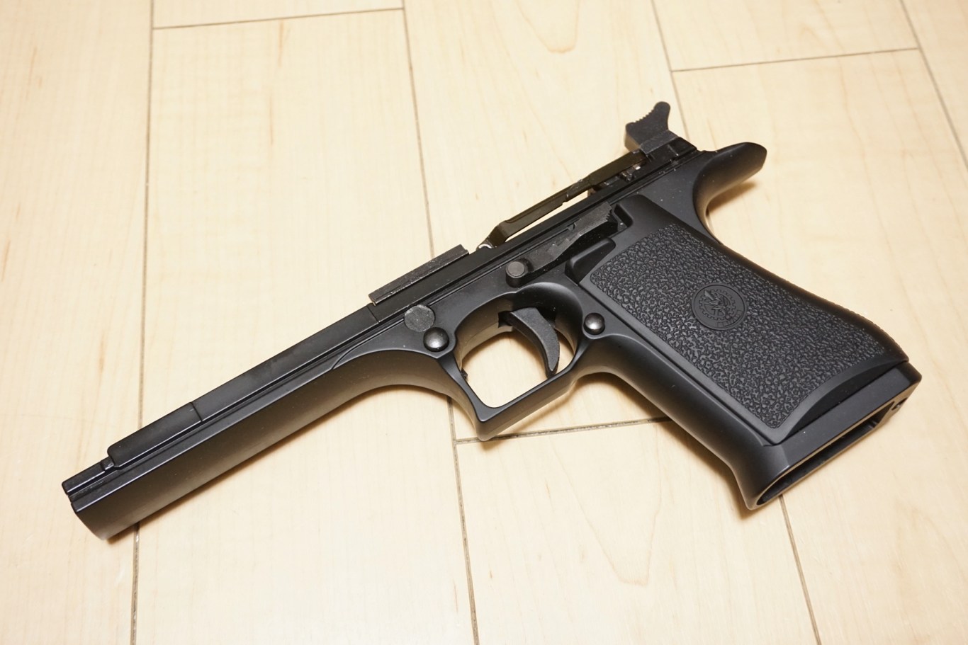 東京マルイ デザートイーグル 50AEのグリップ側を分解していきます