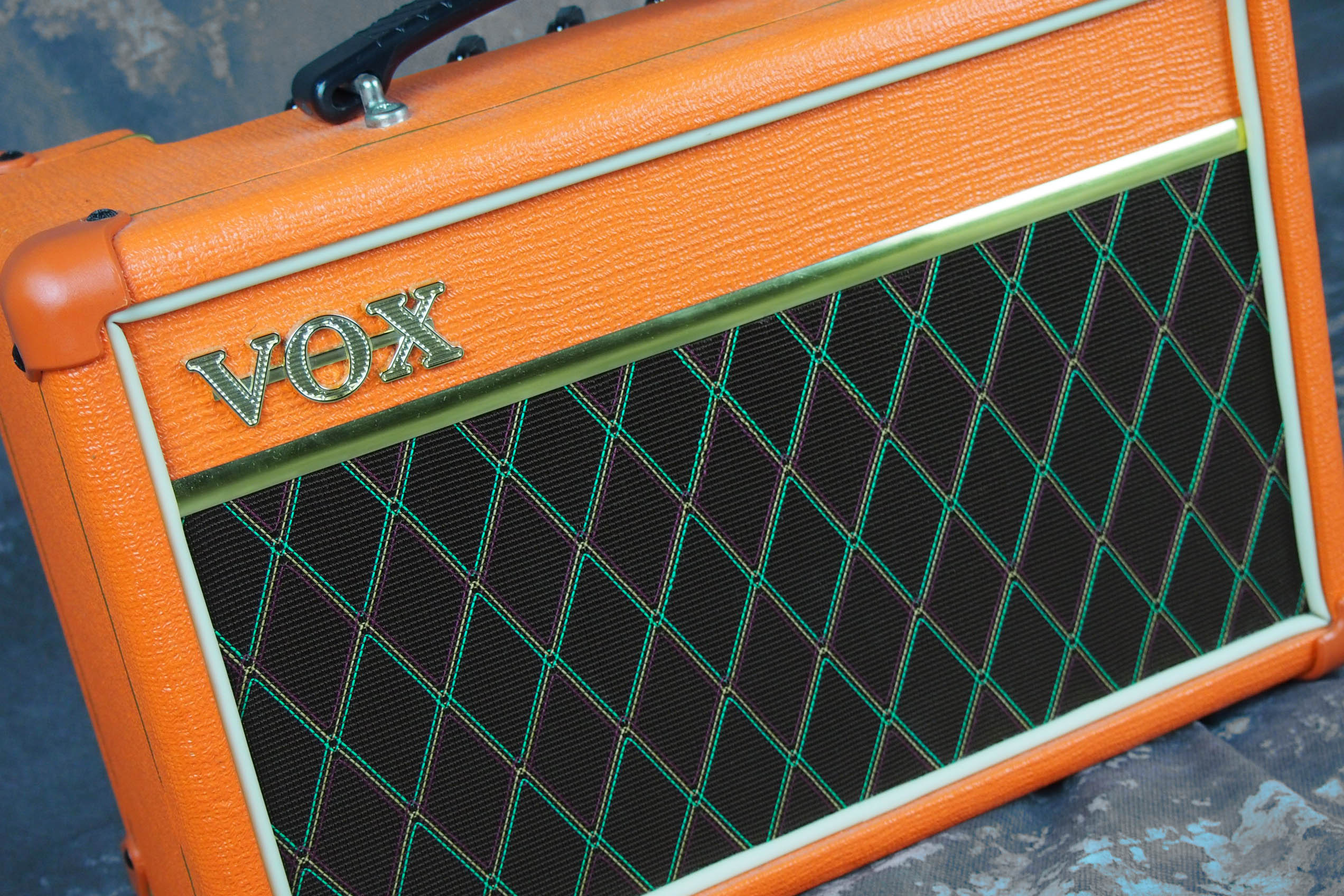 買取情報】定番小型アンプの限定カラー『VOX Pathfinder 10 / Orange