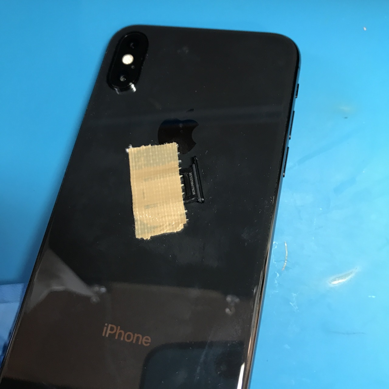 iPhone XS トレーなしで入っていたSIMカード 本体を落とすと認識し