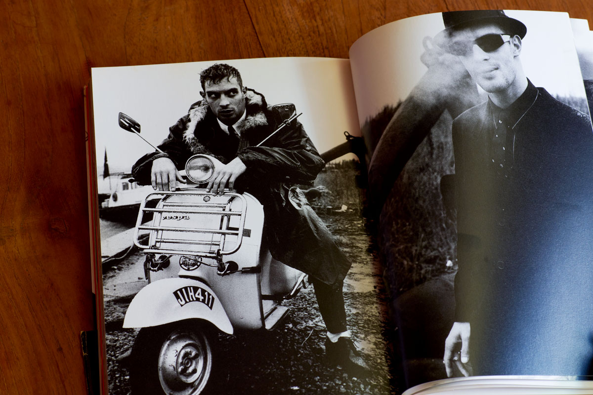 1990年代を鏡のように表現している写真集『モータードライブ』写真家