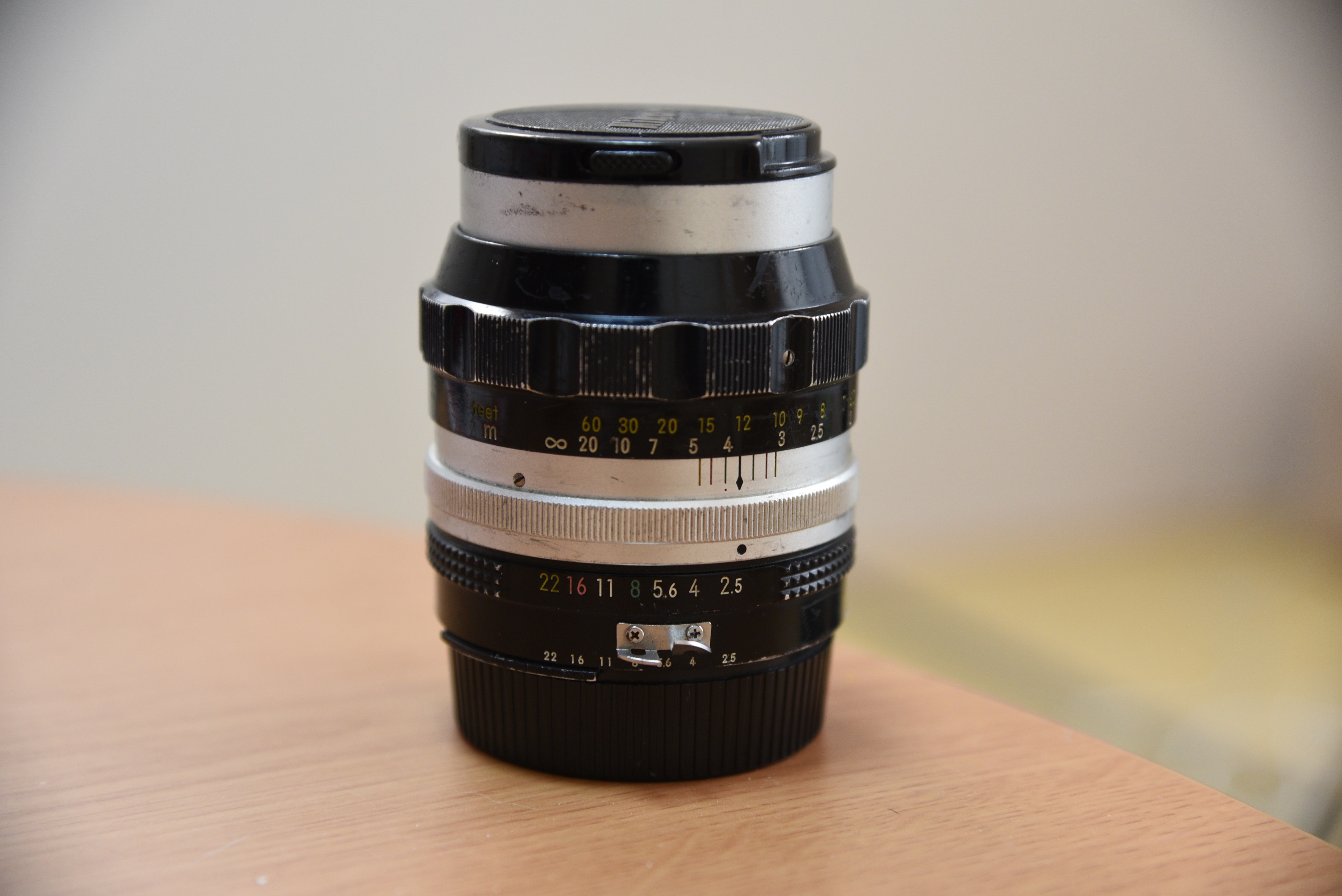 たぶんNIKKOR-P Auto 105mm F2.5 (Ai改)と思われるこのレンズ、いい味