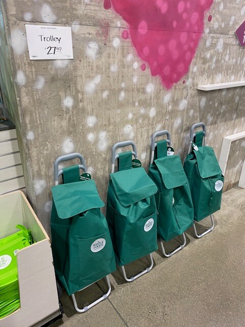 ホールフーズのローリング・トロリー・バッグ。タイヤ付き買い物バッグ