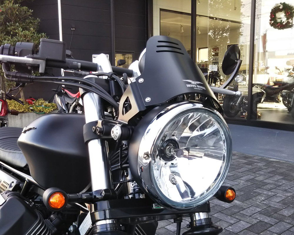 モトグッツィ V7III/V9ボバーのヘッドライト