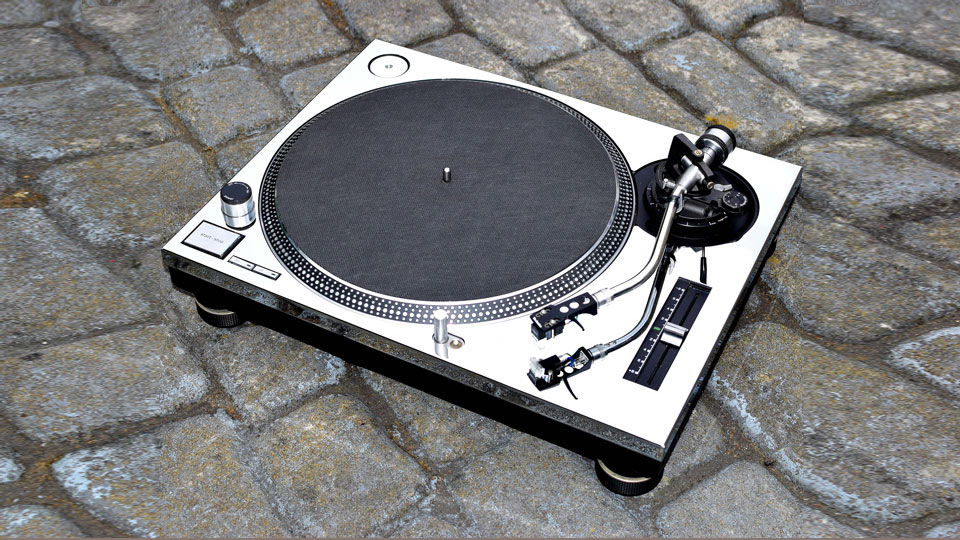 ターンテーブルをドレスアップ。金やクロムの特色もラインナップされた