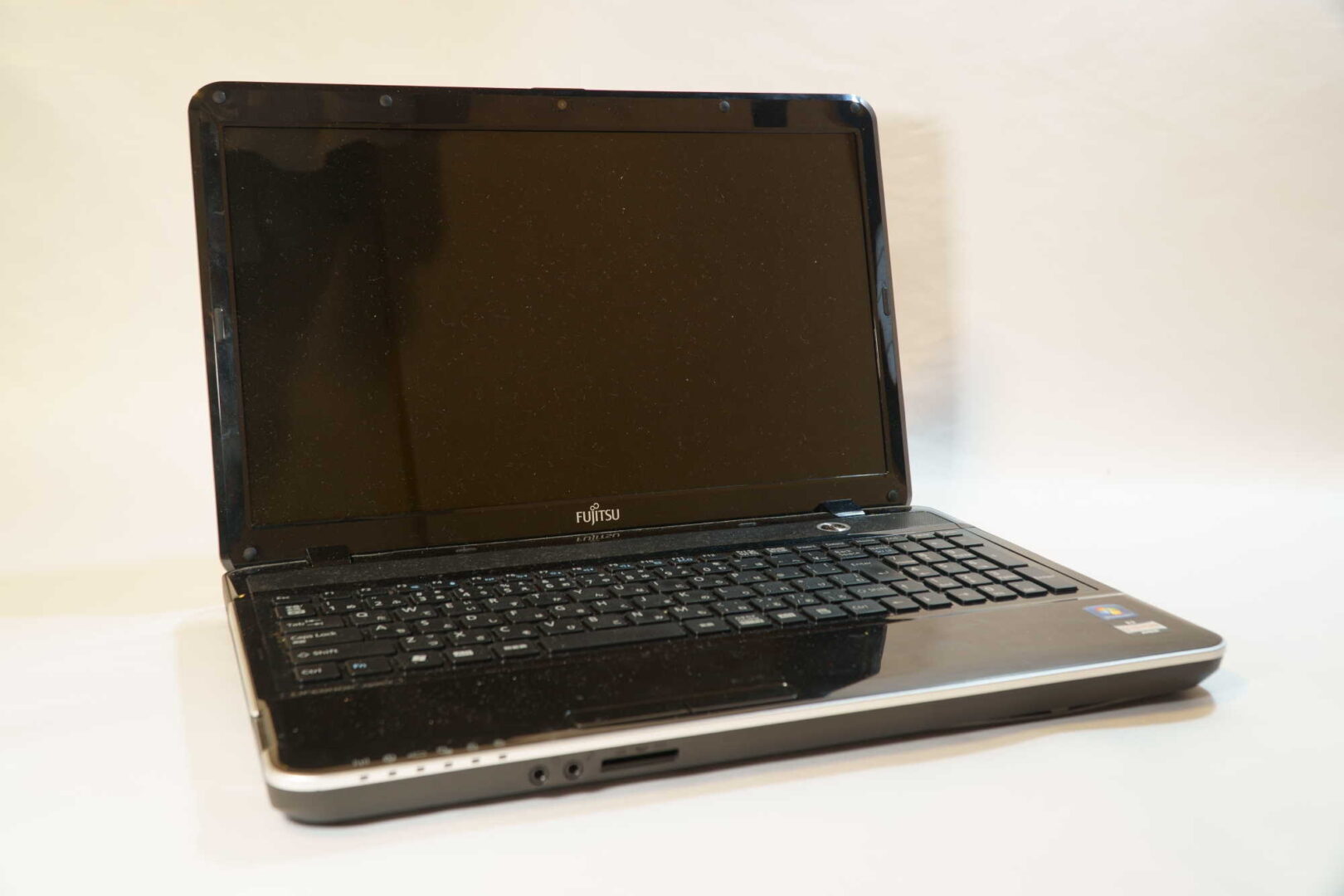 Fujitsu LIFEBOOK AH40/G を再生する | 歩け！歩け！歩いて！