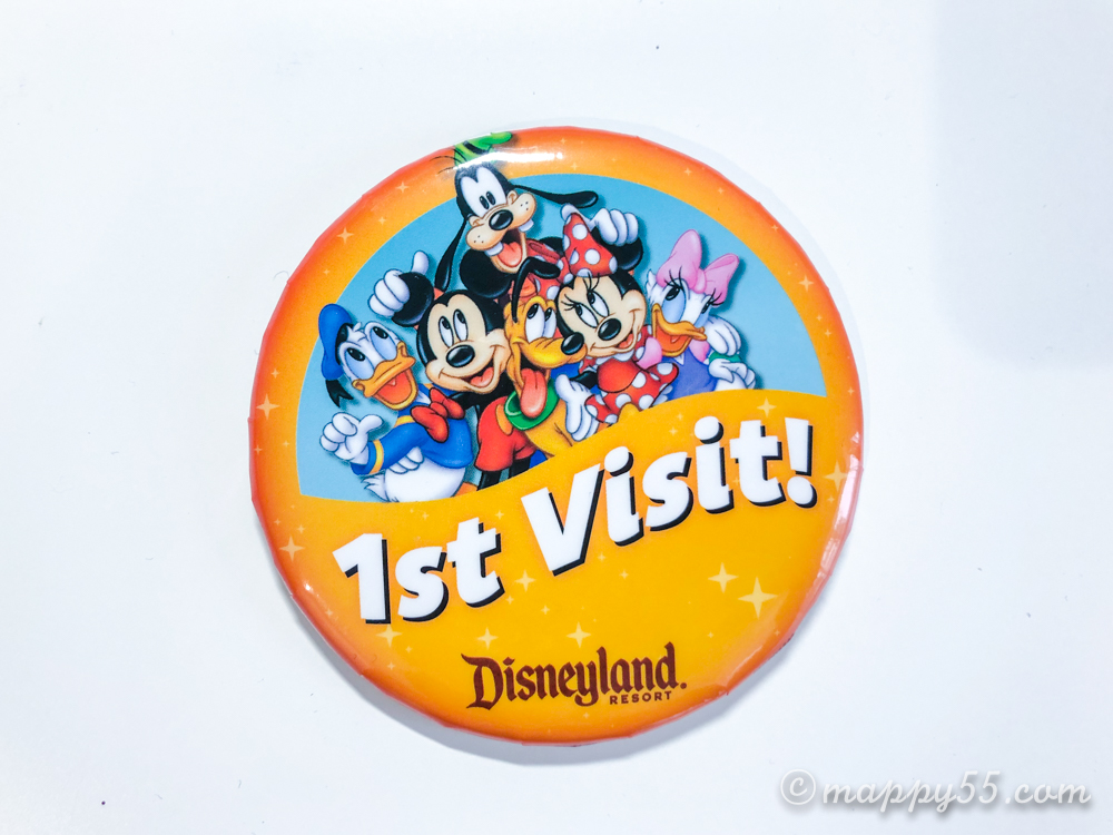 カリフォルニアディズニーのパーク内でもらえる無料缶バッジ