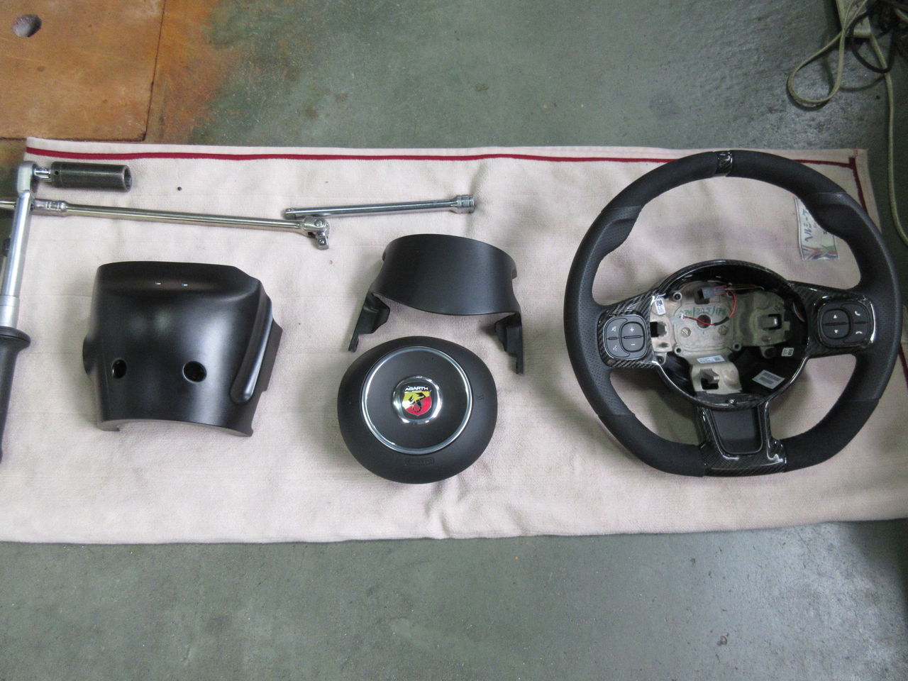 フィアット アバルト 595 スポーツステアリング取り付け – ポルシェ