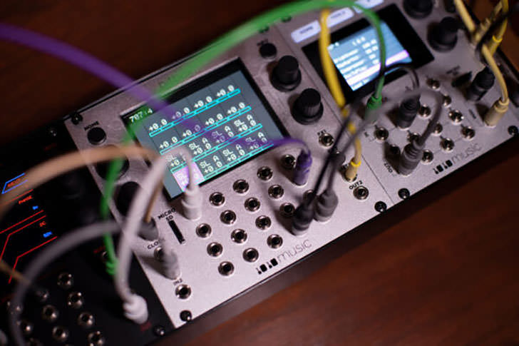 ポップなデザインのマイクロ・シンセサイザー、1010music「nanobox」が