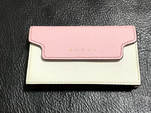 マルニのカードケースをレビュー！丈夫なサフィアーノレザーと大容量の