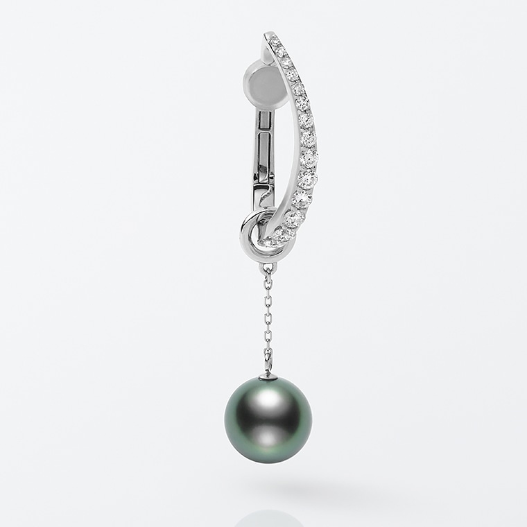 EE015左-7/B]Ptダイヤモンド/黒蝶パール/チャーム付きイヤーカフ