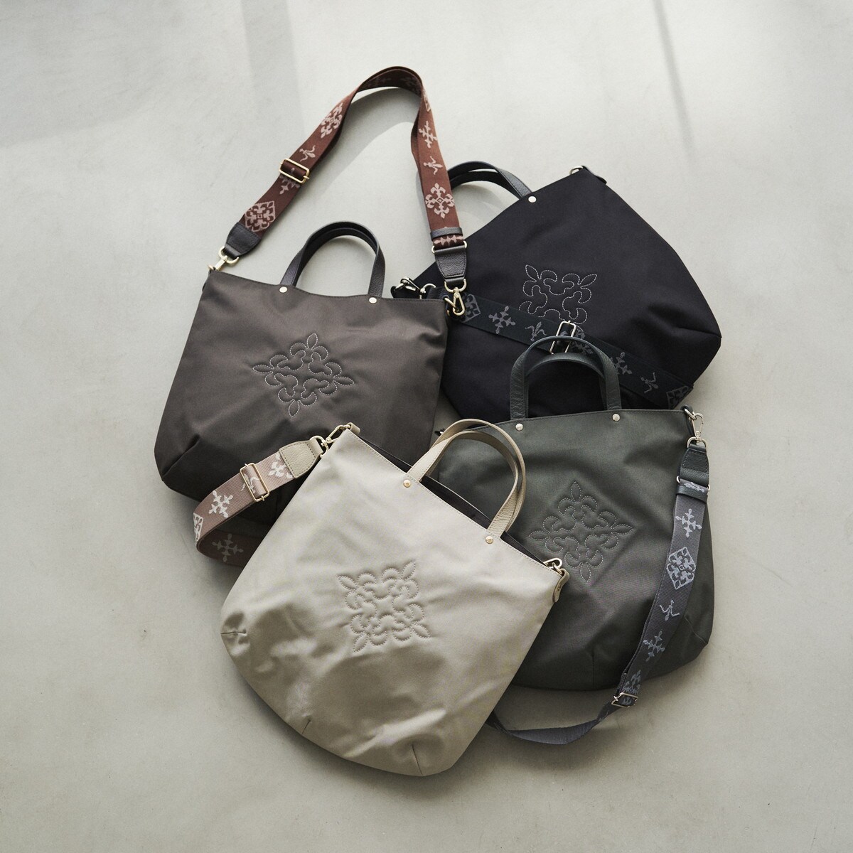 超美品ラシット今期A4入るコーデュラナイロン刺繍2wayバッグ ほぼ未使用ラシット今期A4入るコーデュラナイロン刺繍2wayバッグ