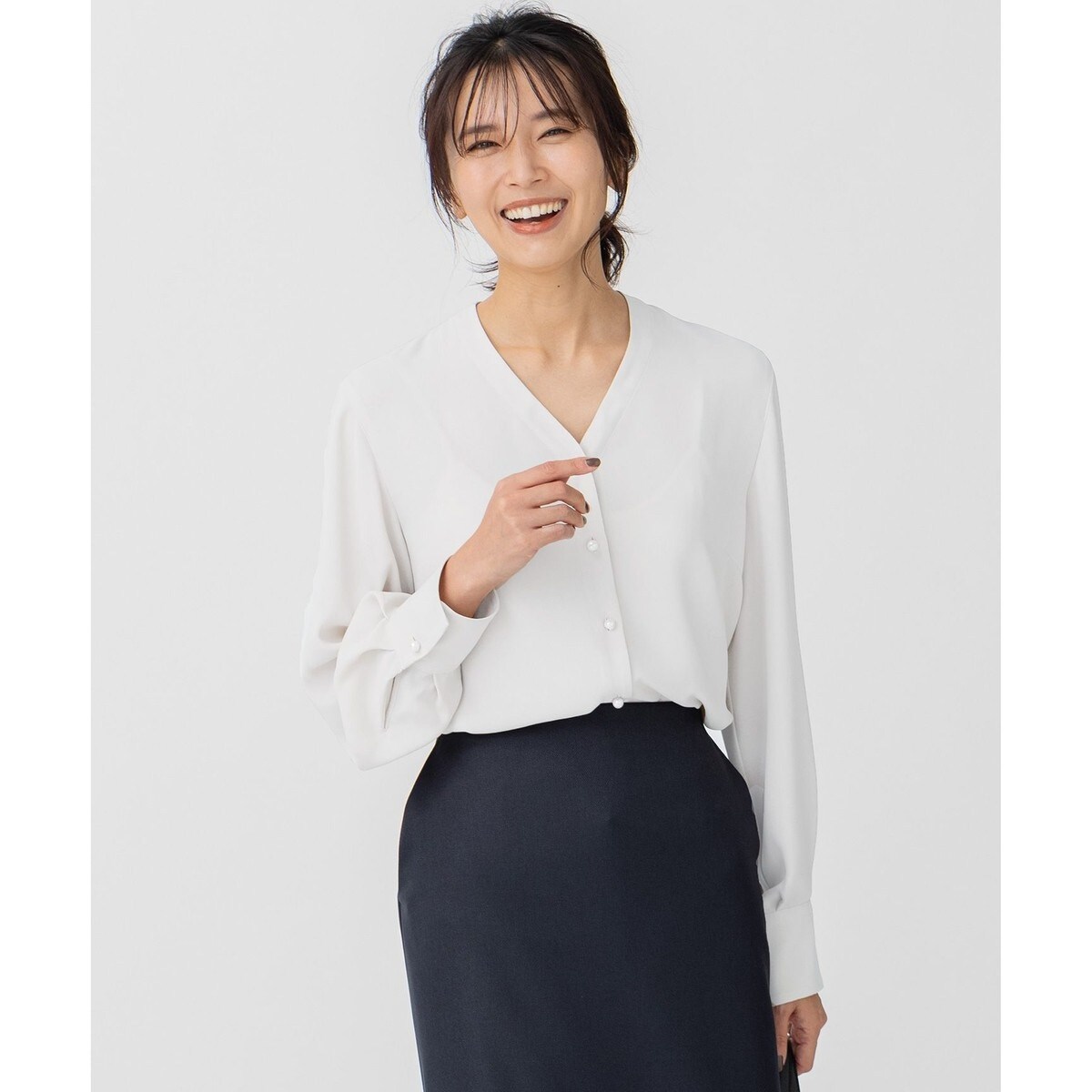バックサテンアムンゼン Vネック ブラウス | 23区(23KU) | マルイ