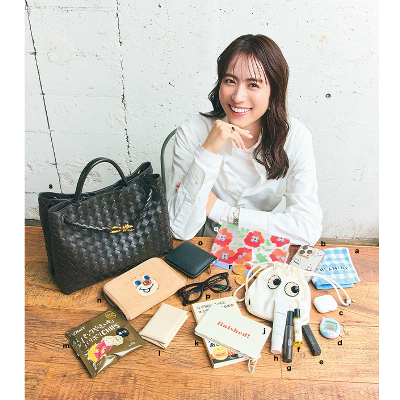 THE ROW、セリーヌetc.ワーママたちの【相棒黒バッグ】リアルSNAP15選