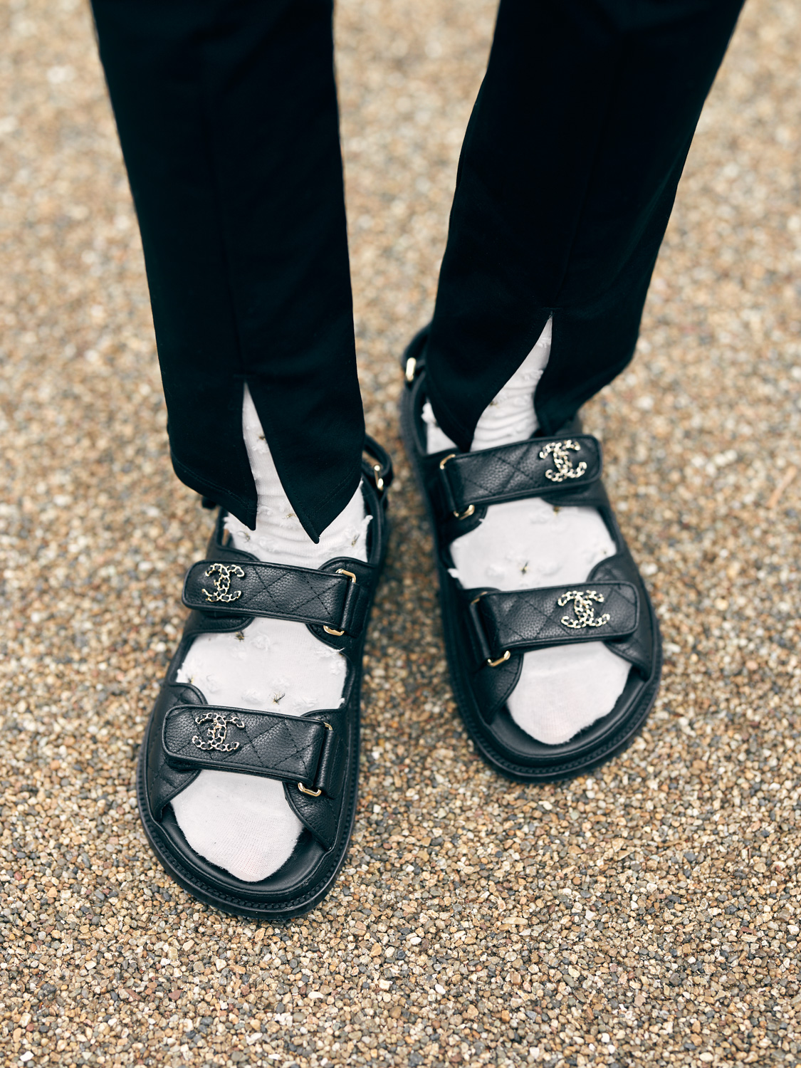 エルメス、シャネル、ザ・ロウ【ブランド靴】は「黒」が人気！ | VERY