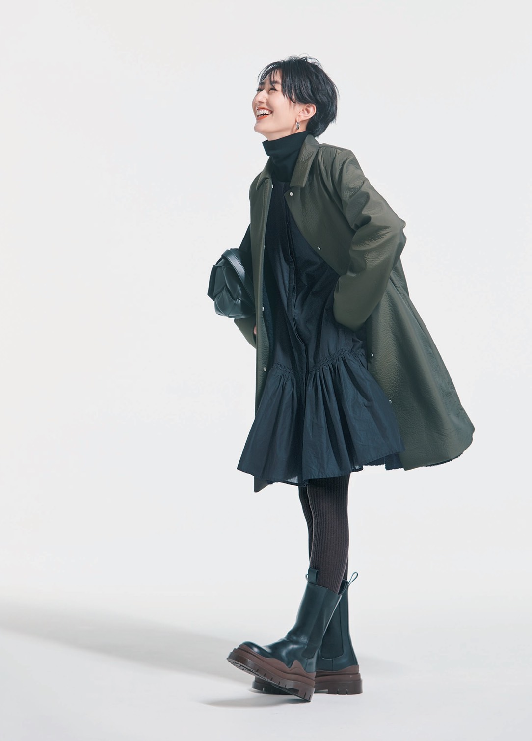 ショートブーツ×ワンピース」甘辛バランスで防寒コーデを更新！ | VERY