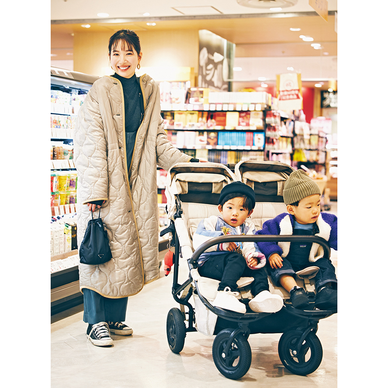 双子ママのオシャレ事情】“ひとクセパンツ”投入でモードなお出かけ