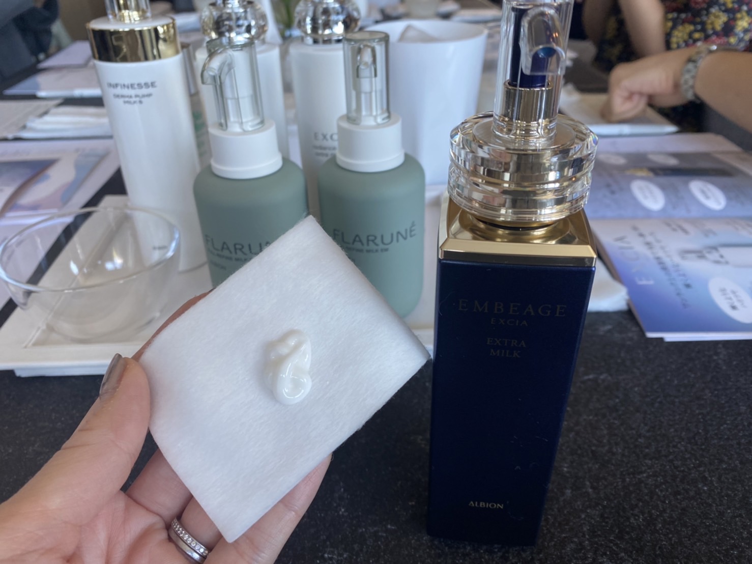 洗顔後にまず乳液！その理由は？【アルビオン】“先行乳液”が再注目 | VERY