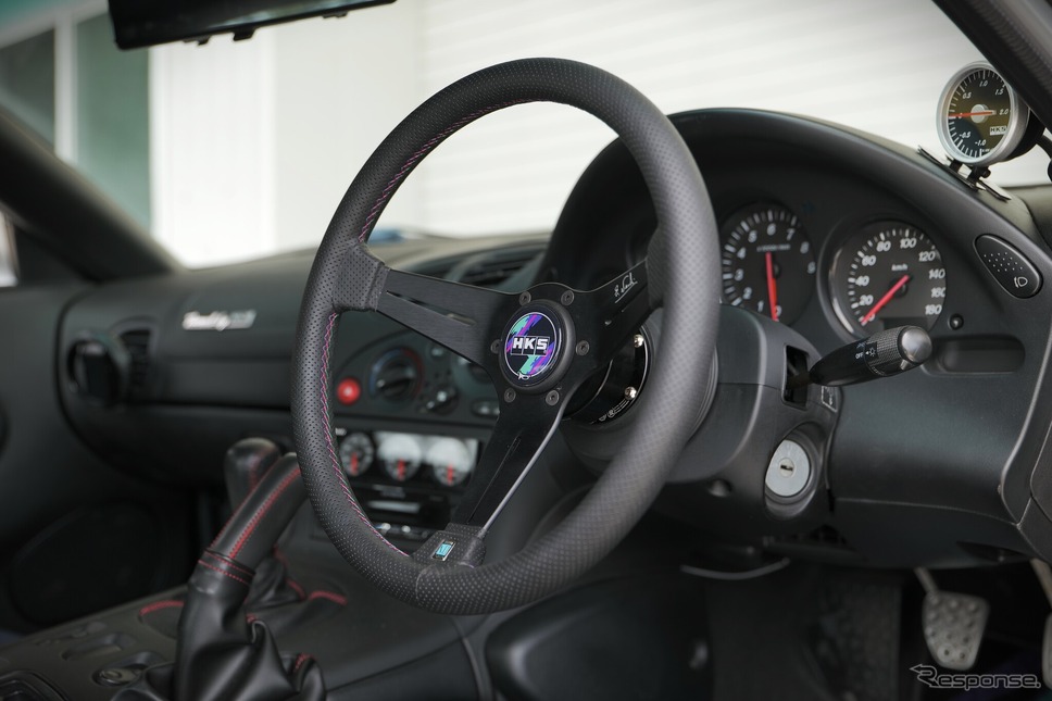 HKSが「東京オートサロン2025」限定/先行販売アイテムを公開、谷口選手