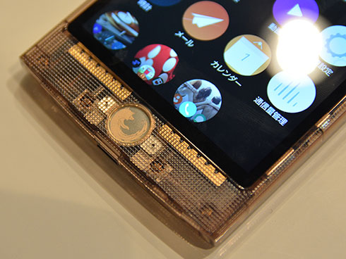KDDI、半透明ボディのFirefoxスマホ「Fx0」発表 12月25日から販売開始