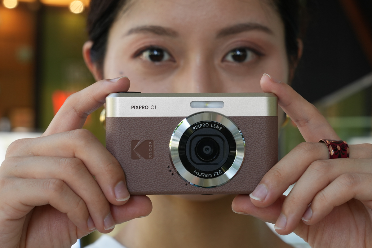 小さく、軽く、安く、そして“エモい” コダック「PIXPRO C1」は廉価な