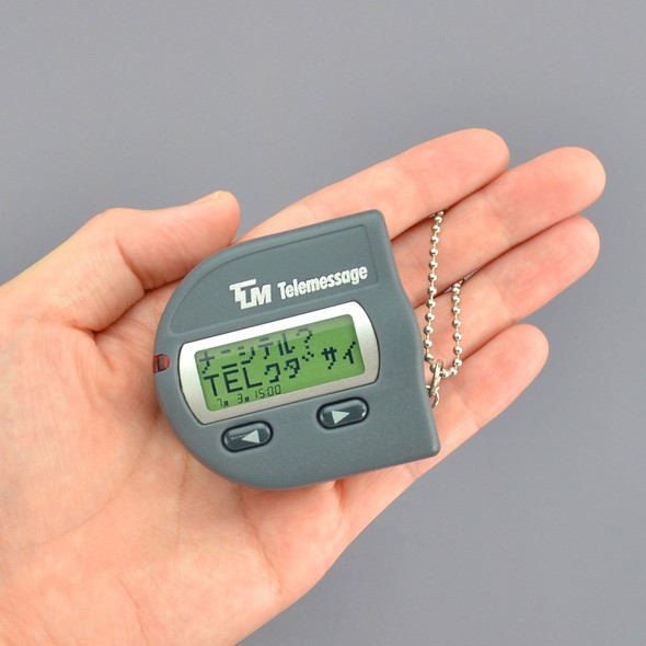 TELクダサイ」 懐かしポケベル「mola」がカプセルトイに 東京テレ