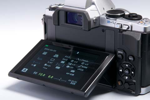 OLYMPUS OM-D E-M5」第1回――クラシックな意匠にデジタルの「全部入り