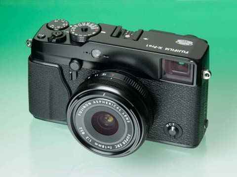 レンジファインダー風デザインのミラーレス機――富士フイルム「FUJIFILM