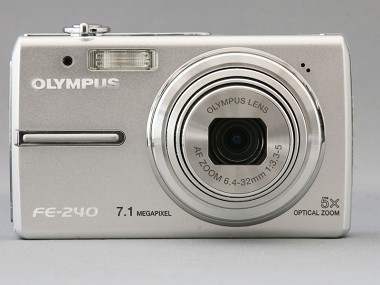簡単手間なしの光学5倍ズームデジカメ――オリンパス「FE-240
