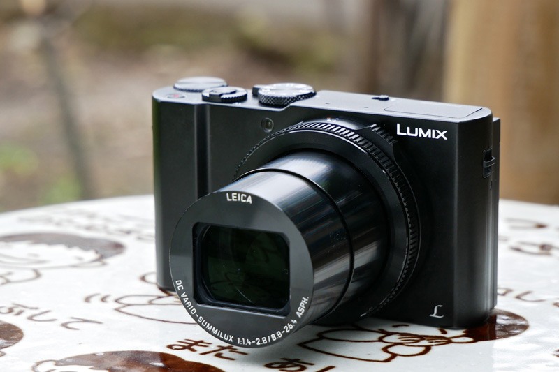 シンプルなボディにF1.4という明るいレンズ、パナの高級コンデジ「DMC