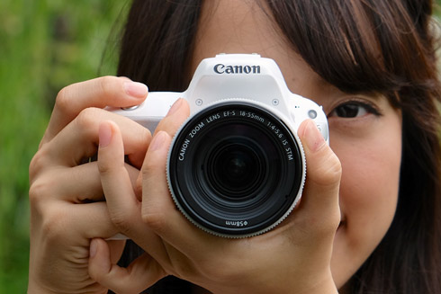 廉価なEOSというより“徹底した入門機”、キヤノン「EOS Kiss X9」（1/3