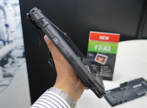 氷漬けにしてハンマーでたたいてみた」 頑丈Androidタブレット