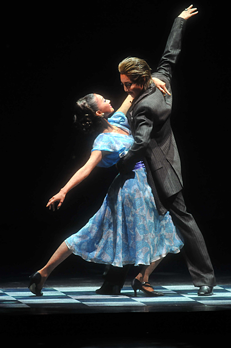 宝塚歌劇星組の新作は、ダンス巧者・柚希礼音の魅力をたっぷり堪能