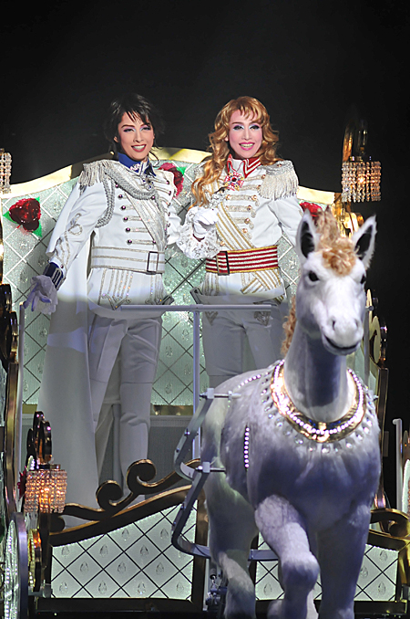 宝塚歌劇99周年、名作『ベルばら』が月組で開幕！ | チケットぴあ[演劇