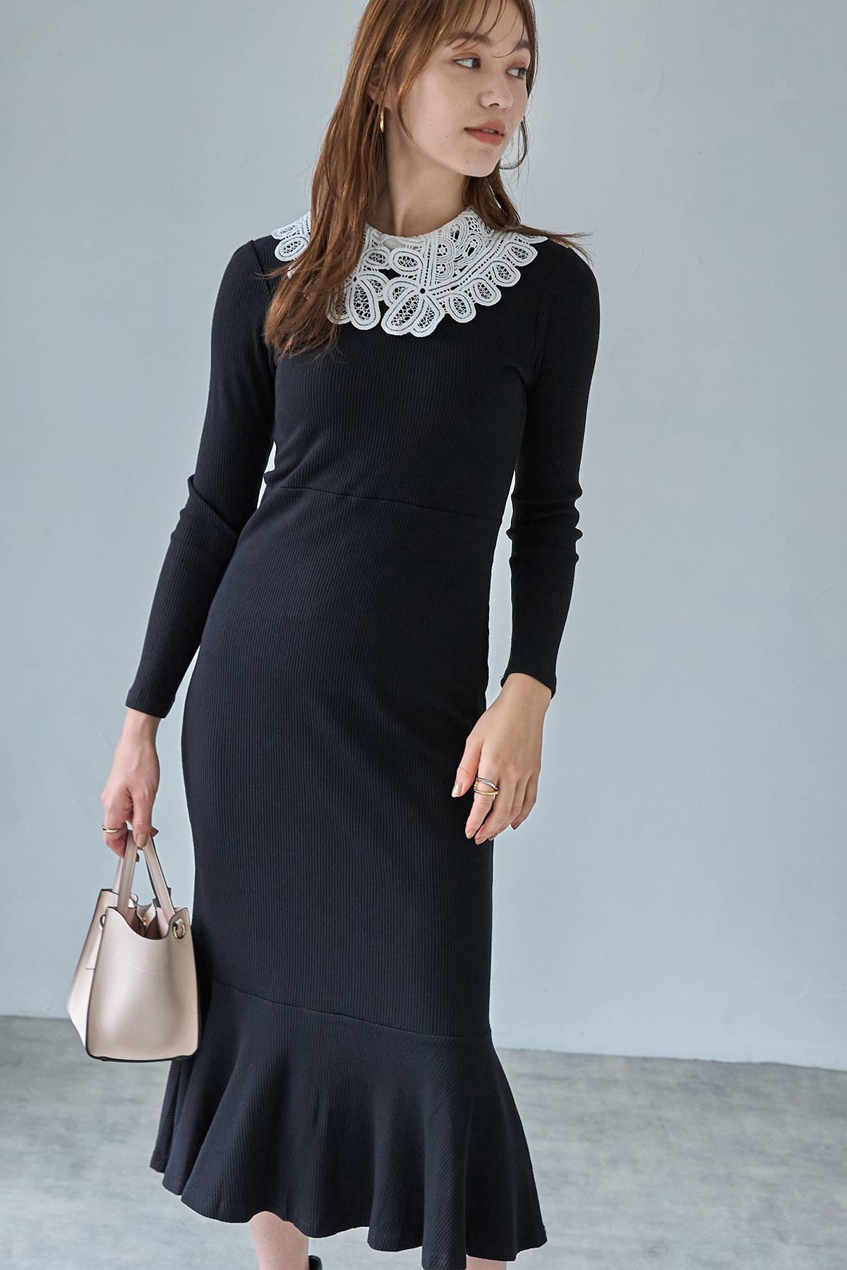 成瀬愛里さん着用】モチーフレース衿ニットソーワンピース