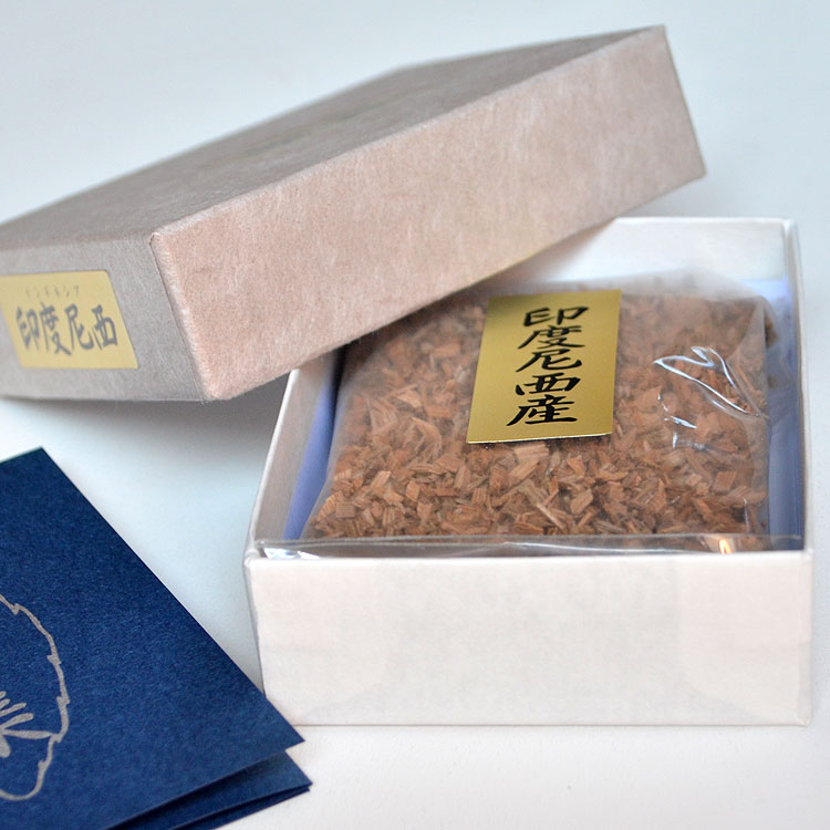 楽天市場】香貴特撰 香木刻 沈香「インドネシア」14g・香炭入【お焼香