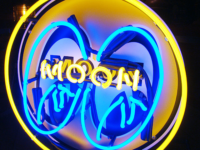 楽天市場】ムーンアイズ アイボールロゴ ネオン管 MOONEYES アメリカン