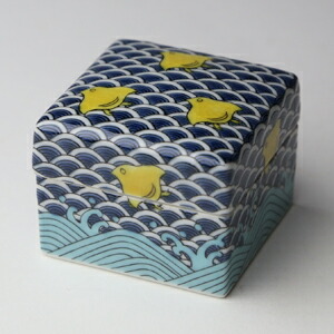 九谷焼色絵陶箱 ～彩～ 青海波千鳥