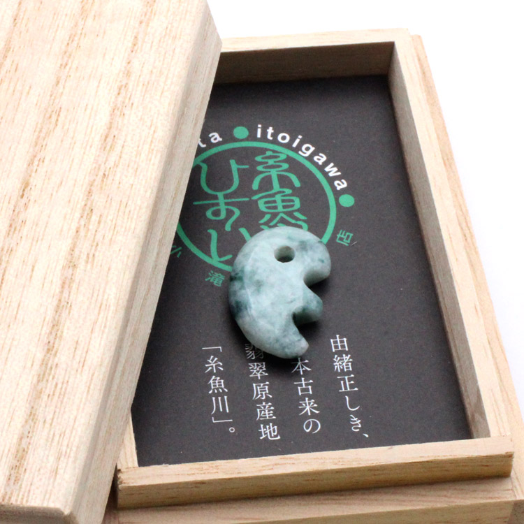 楽天市場】糸魚川翡翠 獣型勾玉 専用桐箱付き/翡翠(硬玉) 産地証明書