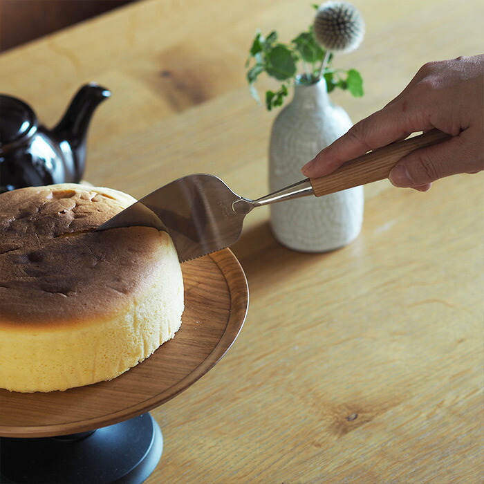 サンク ビョークルン ケーキサーバー 三角 オーク / CINQ | 食器と料理