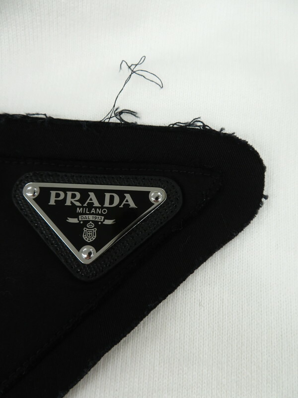 PRADA】プラダ『三角ロゴ トライアングルプレート プルオーバー