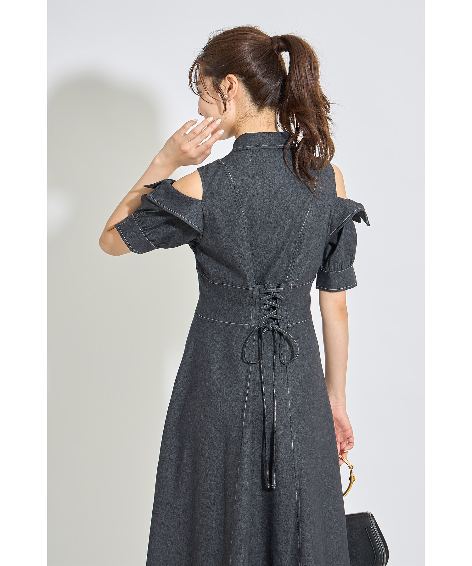 ステッチ入りオープンショルダーバックレースアップデニムシャツワンピース