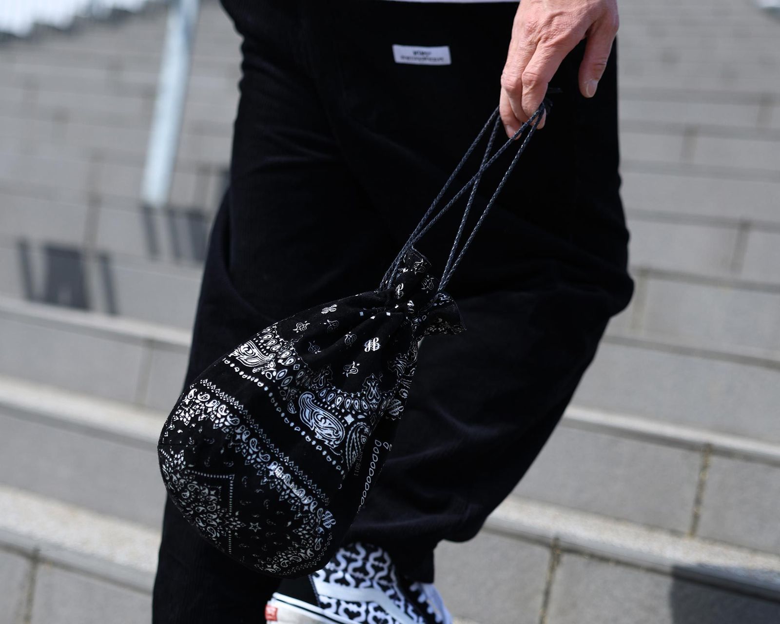 GENTIL BANDIT - スエード巾着バッグ / ブラック x ガンメタル | Tempt