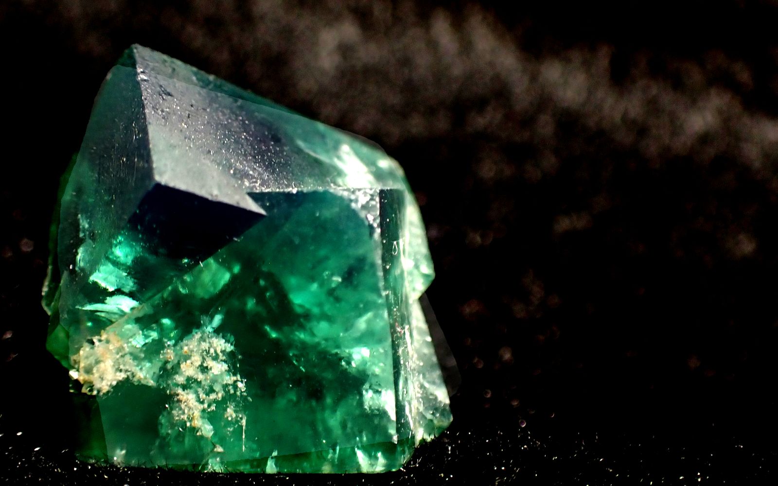 フローライトの魅力はカラーと蛍光性！歴史から原理まで解説 | TOP