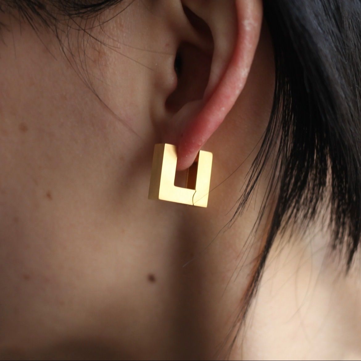 TOMWOOD - 【残り一点】Square Hoops Satin Small(GOLD) | ACRMTSM