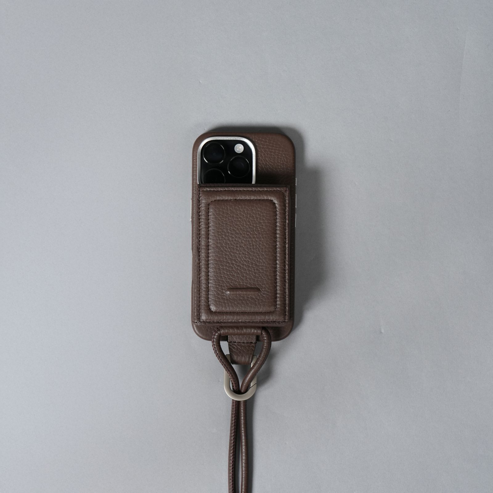 objcts.​io - レザーストラップ付iPhoneアクセサリー - ウォレット