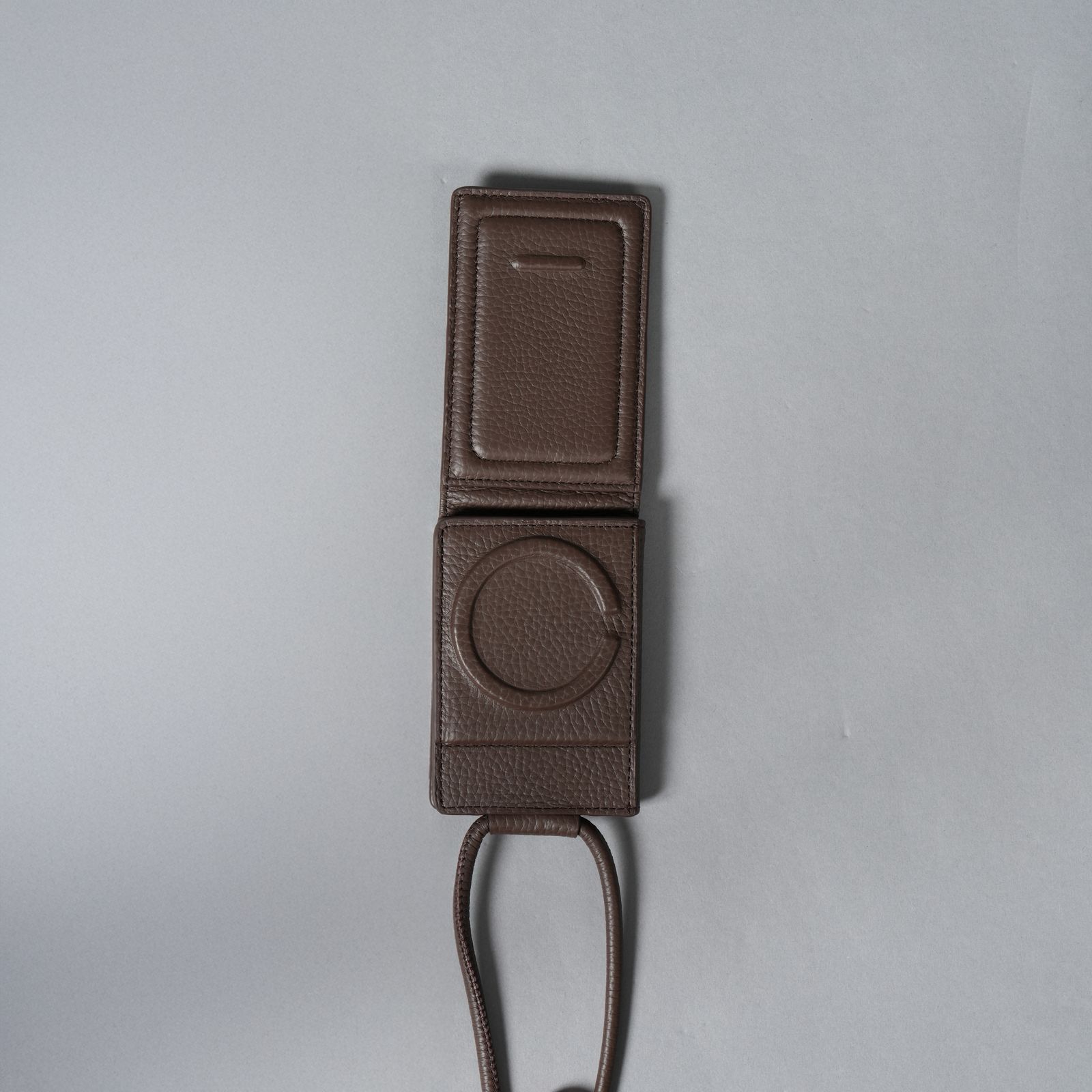 objcts.​io - レザーストラップ付iPhoneアクセサリー - ウォレット